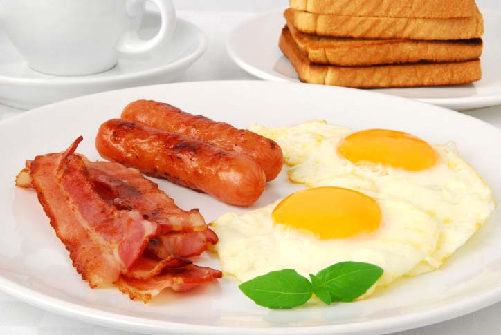 receta de huevos con tocineta para un desayuno