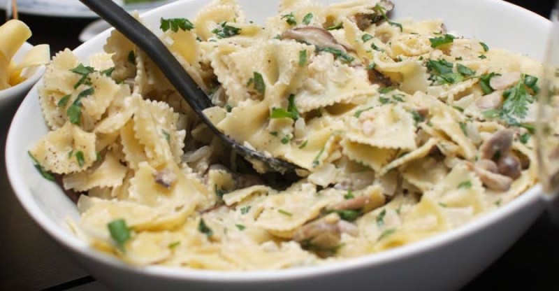 pasta farfalle con setas salvajes