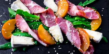 Ensalada jamon serrano tomate y queso camembert